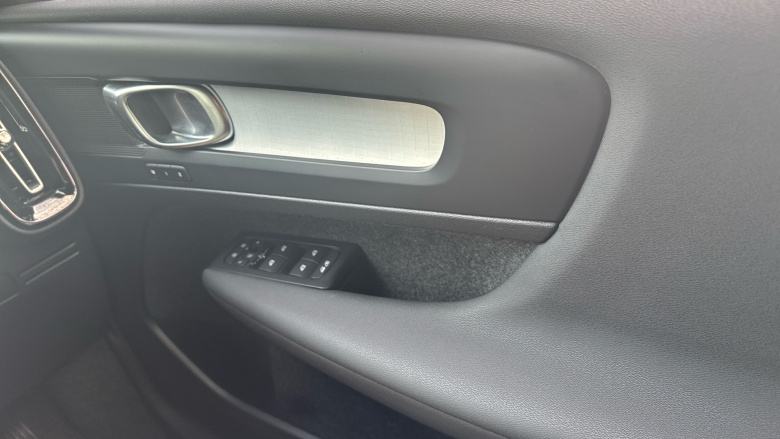 Volvo XC40 2.0 B3P Plus Black Edition 5dr Auto Petrol Estate